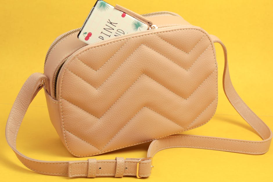 斜背手機袋：一抹風格中藏著的不凡故事